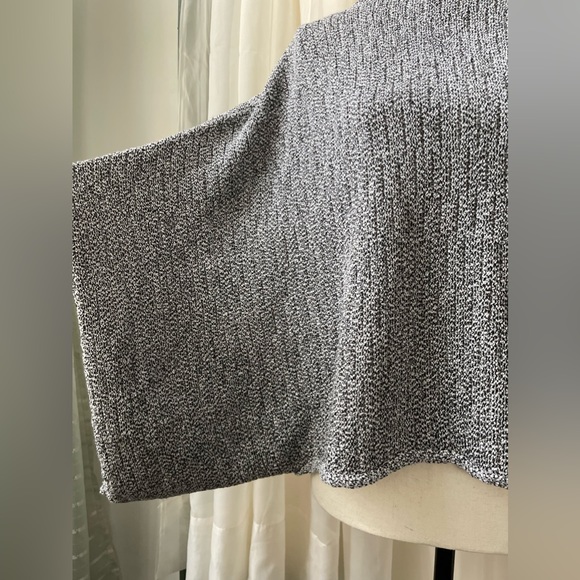 NWOT Tahari Cropped Grey Knit Oversized Sweater - Picture 5 of 8